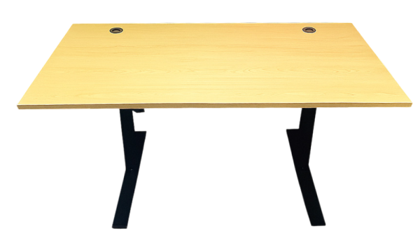 Skrivebord med indbyggede kabelholdere, ideel til startpakke til hjemmekontor.