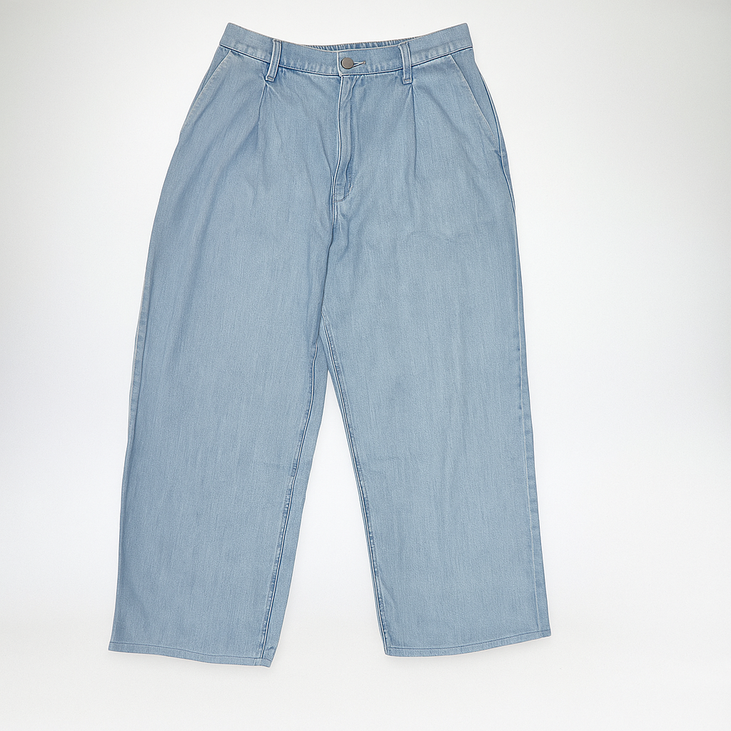 Pantalons amples de dona Uniqlo en texans blaus clars, disseny còmode i modern.