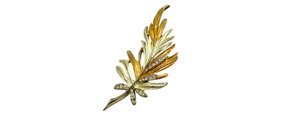 Keyword 1: Elegant two-tone gold leaf brooch with intricate detailing and sparkling accents.