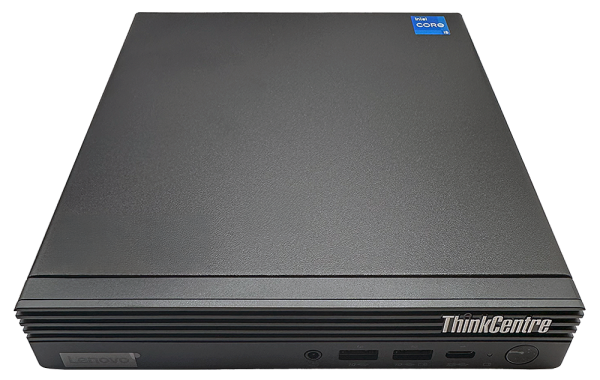PC Desktop Lenovo ThinkCentre M70q Gen 5 visto dall’alto, con logo visibile sulla parte anteriore.